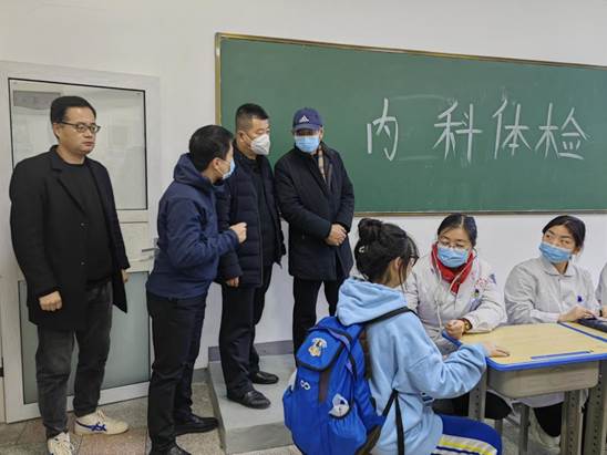 说明: 主任韩晓斌、高中组组长刘根顺下考点检查体检工作