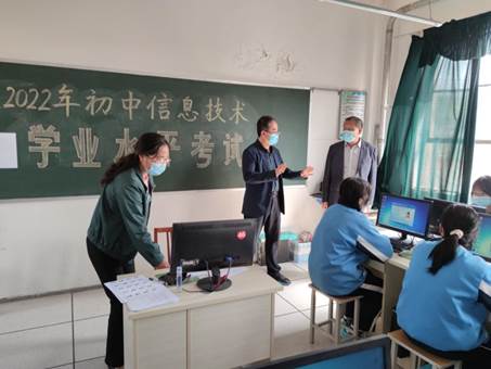 政协副主席、教体局局长冯广平查看考生作答.jpg